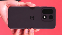 Il OnePlus 15 mostrato al Qualcomm Summit. (Fonte immagine: Qualcomm, a cura)