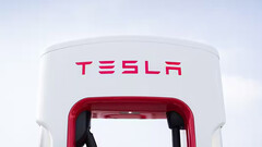 I Magic Dock Supercharger ricaricheranno presto altri veicoli elettrici (immagine: Tesla)