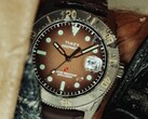 Orologio subacqueo Huckberry x Timex Deepwater Reef 200 con quadrante marrone, cassa in acciaio inossidabile, lunetta nera e cinturino marrone abbinato.