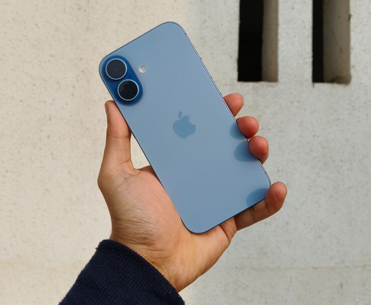 Il design posteriore di Apple iPhone 16 in blu, che mostra il layout della doppia fotocamera e il retro in vetro (Fonte immagine: Yetnesh Dubey)