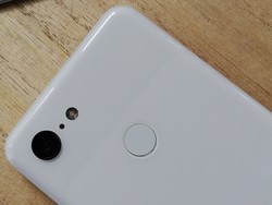 Uno sguardo al retro di Google Pixel 3 con la sua singola fotocamera e il sensore di impronte digitali