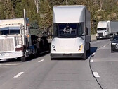 Tesla Semi sorpassa i camion ICE al Donner Pass (immagine: Zanegler/Twitter)