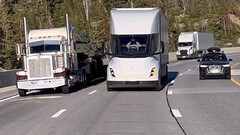 Tesla Semi sorpassa i camion ICE al Donner Pass (immagine: Zanegler/Twitter)
