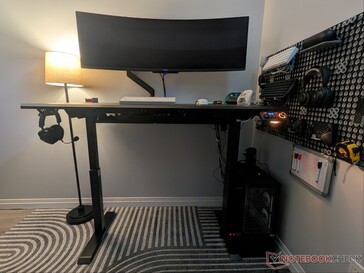 Scrivania da gaming Tidal con altezza massima di 1.040 mm.