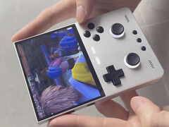 Il TrimUI Brick Pro che gioca a Final Fantasy XV. (Fonte immagine: via Neon Rabbit)