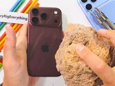 Molti graffi sul retro dell’iPhone 18 Pro (Max) possono essere semplicemente rimossi, ma non tutti, come dimostra il test di resistenza.