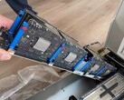 Otto schede Apple M5 montate su un’unica barra di supporto, parte di un server blade di dimensioni maggiori