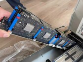 Otto schede Apple M5 montate su un’unica barra di supporto, parte di un server blade di dimensioni maggiori