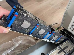 Otto schede Apple M5 montate su un’unica barra di supporto, parte di un server blade di dimensioni maggiori