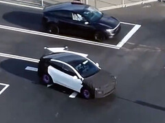 Presunta versione più economica della Tesla Model Y. (Fonte: Christopher Dungeon/X)