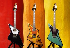 Il design della Cream DaVinci può essere modificato con la semplice pressione di un pulsante utilizzando l'E Ink. (Fonte: Cream Guitars)