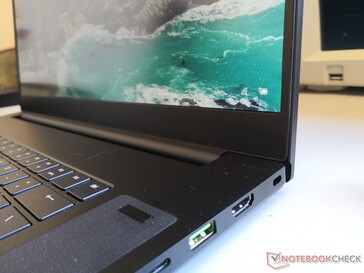 La lunetta inferiore è molto più stretta che su Alienware m17 o Asus Strix G GL731.