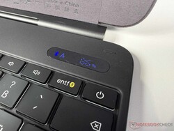 Pratico: Il piccolo display mostra il livello della batteria e altro ancora.