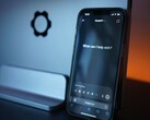 Uno smartphone con un’interfaccia di chat basata sull’intelligenza artificiale che sta in una mano