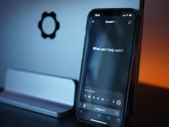 Uno smartphone con un’interfaccia di chat basata sull’intelligenza artificiale che sta in una mano