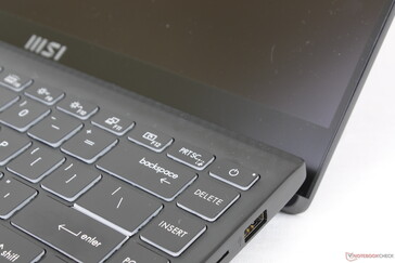 Il display solleva la base in un angolo quando viene aperto, proprio come in molti modelli Asus ZenBook o VivoBook