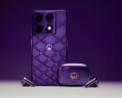Il Motorola Signature e il Moto Buds 2 Plus in Pantone Violet Indigo.