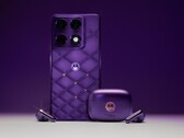 Il Motorola Signature e il Moto Buds 2 Plus in Pantone Violet Indigo.