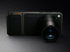 Il Find X9 Ultra con un accessorio teleconverter collegato.