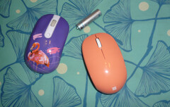 Il mouse Bluetooth, a destra, accanto a un mouse da 6 dollari, ormai fuori produzione, di un marchio molto meno conosciuto, a sinistra (Fonte immagine: Own)
