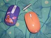 Il mouse Bluetooth, a destra, accanto a un mouse da 6 dollari, ormai fuori produzione, di un marchio molto meno conosciuto, a sinistra (Fonte immagine: Own)