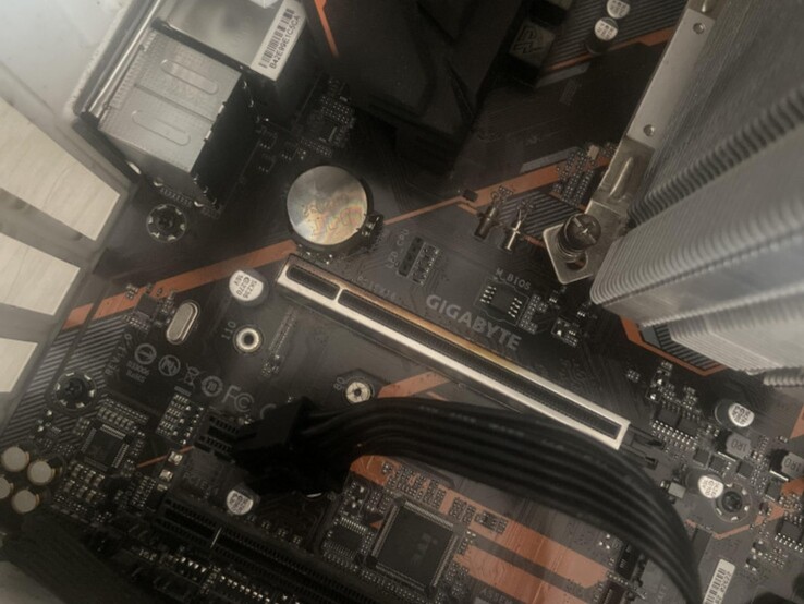 Scheda madre Gigabyte con segni di bruciatura sullo slot PCIe. (Fonte immagine: user_634494 su Quasar Zone)