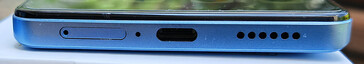 Parte inferiore: Slot SIM, microfono, porta USB-C, altoparlante
