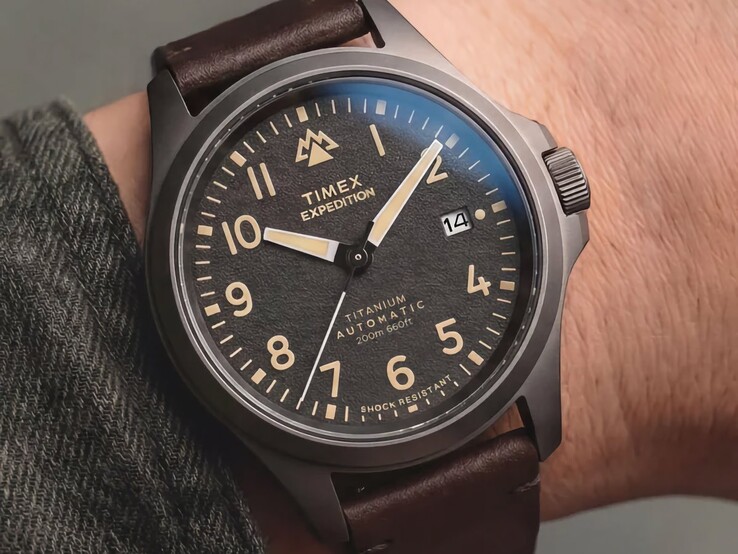Orologio Timex Expedition Field Post Titanium indossato al polso, che mostra il quadrante nero e la cassa in titanio nero.