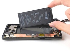 È ora possibile sostituire la batteria del Pixel 6a con un componente originale di Google. (Fonte: iFixit)