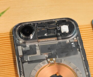 Primo piano dell'iPhone Air trasparente che mostra il modulo fotocamera esposto, il flash e i componenti interni sotto il pannello posteriore trasparente. (Fonte: Phone Repair Guru via YouTube)