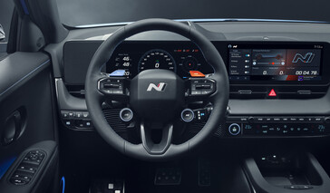 Il volante della Ioniq 5 N vede l'aggiunta di un grande logo N, di un pulsante N Grin Boost e di palette al volante. (Fonte: Hyundai)