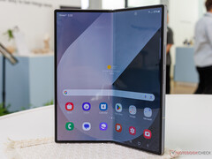 Si dice che Galaxy Z Fold7 sia dotato di un display pieghevole AMOLED da 2.600 nit, proprio come l'immagine di Galaxy Z Fold6. (Fonte: Notebookcheck)