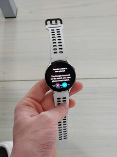 Un Galaxy Watch con l'ultima One UI 5 beta si prepara a passare da uno smartphone all'altro. (Fonte: 9to5Google)