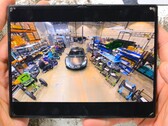 Alla ricerca di tracce di tiranio, il canale YouTube JerryRigEverything smonta il Samsung Galaxy Z Fold8.