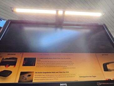 Se osservata dal basso verso l’alto: la Screenbar si illumina in modo uniforme.