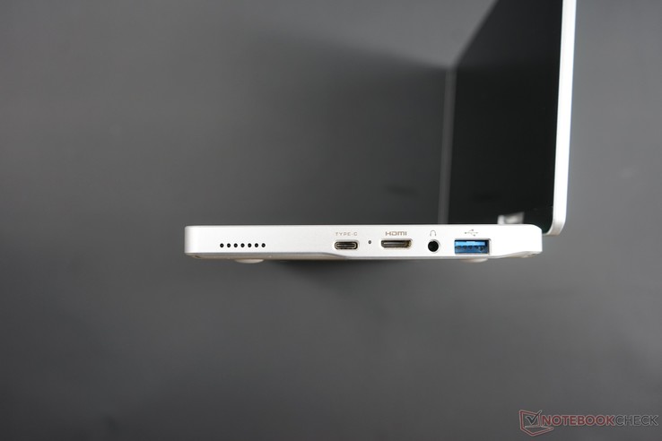 USB-C (probabilmente Gen.1) con funzione ricarica, mini-HDMI, porta audio, USB 3.0 (Type-A)