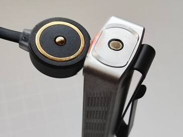 La torcia Olight ArkPro Stars & Stripes può essere ricaricata tramite il pad di ricarica magnetico in dotazione.