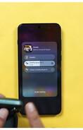 L'interfaccia di condivisione dell'audio su uno smartphone OnePlus che mostra due coppie di auricolari wireless collegati, disponibili per la riproduzione simultanea dell'audio.