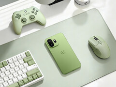 Si dice che il OnePlus 15T sia dotato di un'antenna ad alte prestazioni circondata a 360°. Nella foto: il telefono posizionato accanto a un mouse, un controller e una tastiera.