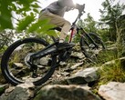 La e-bike Rotwild R.EX (nella foto) presenta un design a telaio rialzato che ospita una batteria leggera IPU Gen4 da 864Wh e un motore Avinox da 105 Nm di coppia. (Fonte: Rotwild)