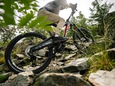 La e-bike Rotwild R.EX (nella foto) presenta un design a telaio rialzato che ospita una batteria leggera IPU Gen4 da 864Wh e un motore Avinox da 105 Nm di coppia. (Fonte: Rotwild)