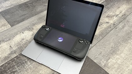 Steam Deck dev kit con MacBook Air. (Fonte immagine: @AKoshelkov)