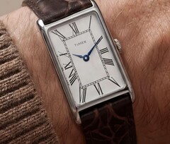 La cassa è in acciaio inossidabile lucido, con una larghezza di 21 mm, una distanza tra le anse di 36 mm e uno spessore di 8,5 mm, e funziona con un movimento al quarzo standard.