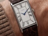 La cassa è in acciaio inossidabile lucido, con una larghezza di 21 mm, una distanza tra le anse di 36 mm e uno spessore di 8,5 mm, e funziona con un movimento al quarzo standard.