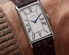 La cassa è in acciaio inossidabile lucido, con una larghezza di 21 mm, una distanza tra le anse di 36 mm e uno spessore di 8,5 mm, e funziona con un movimento al quarzo standard.