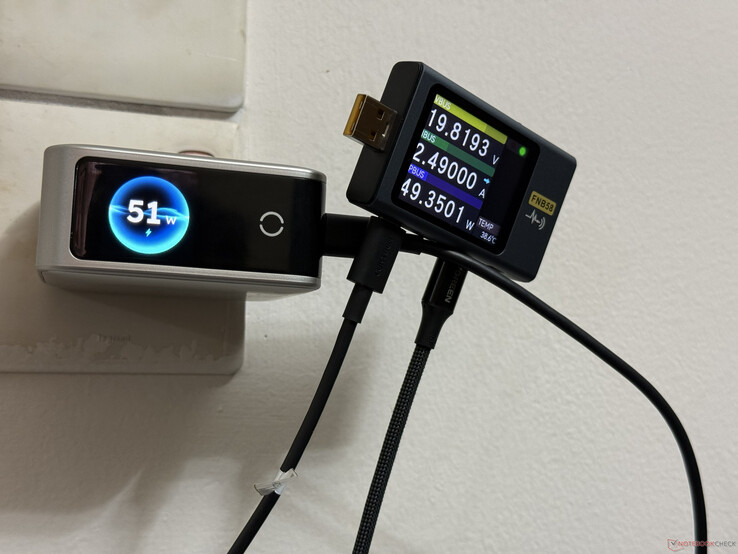 Confronto dei valori di lettura dell’Ugreen Nexode Pro da 160 W rilevati con il multimetro e il tester USB
