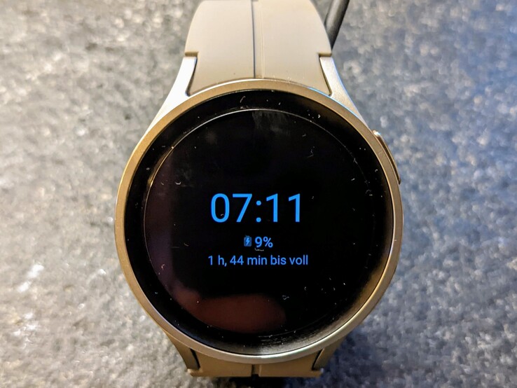 Il Samsung Galaxy Watch5 Pro si ricarica in modalità wireless tramite lo standard Qi