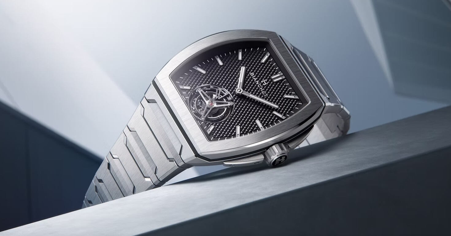 Vista angolata di Bianchet B 1.618 UltraFino che mette in evidenza il tourbillon volante e il design del quadrante testurizzato (Fonte: Sito ufficiale Bianchet)