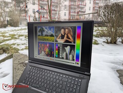 Apex 17 all'aperto, con la neve sullo sfondo