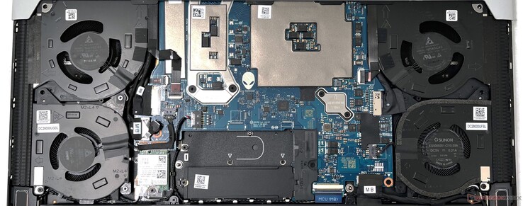 L'Alienware x15 R2 è dotato di un sistema di raffreddamento a quattro ventole e quattro tubi di calore